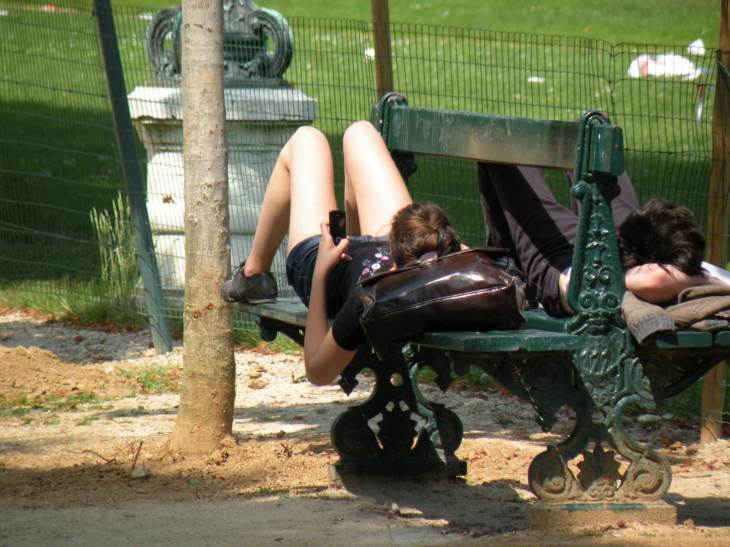  longues jambes au soleil, allongée sur un banc